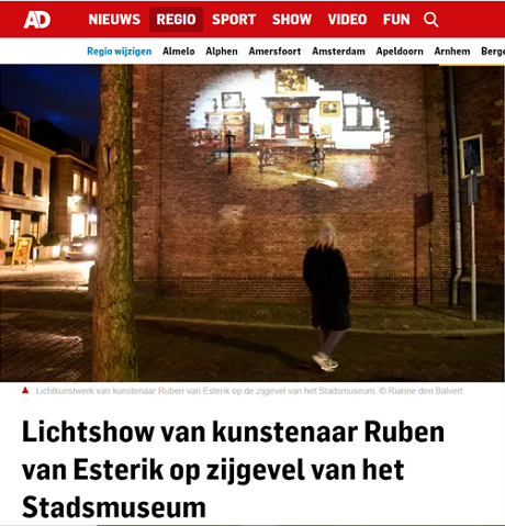 Lichtkunstwerk in de duisternis